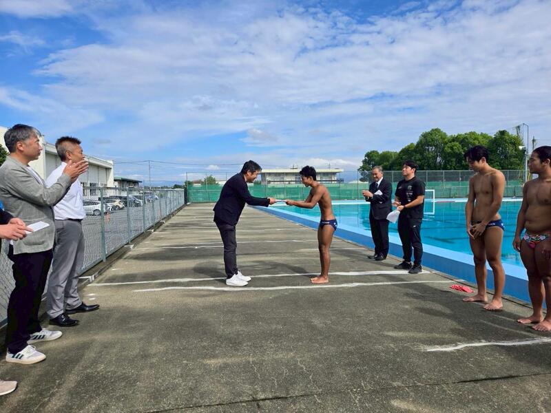 水球部ＯＢ会長から部長へ目録の贈呈